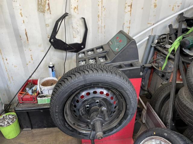 ホンダ　ＮBOX　タイヤ交換　【西宮市・車検・修理・取付・鈑金・販売はお任せください】