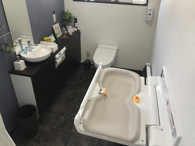 トイレでお子様のおむつも交換出来ます