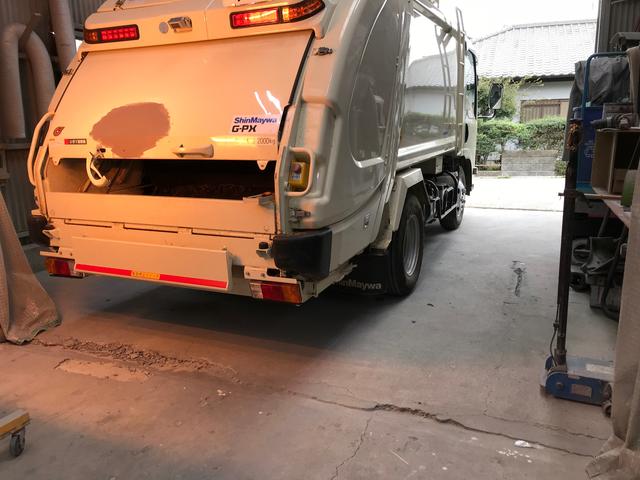 パッカー車の板金塗装