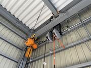 天井クレーンによりエンジンや荷台、ルーフキャリア等の重量物を工場内で吊り上げ様々な整備が可能です。