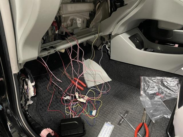 プリウス 日本語deボイス取付 セキュリティアラーム取付