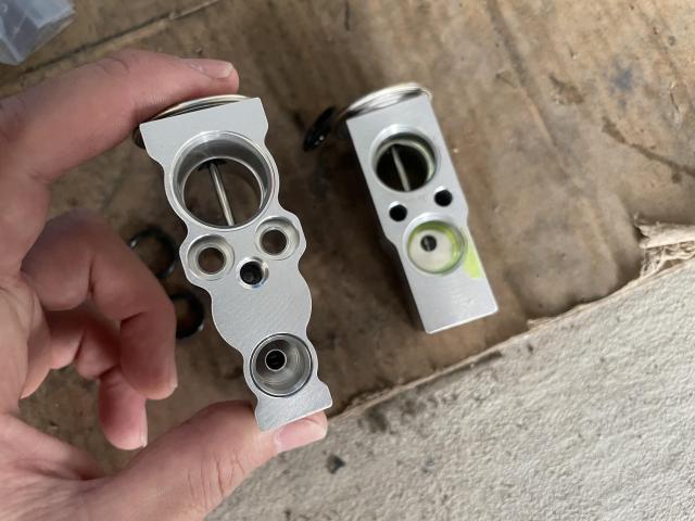 ダイハツ　タントエグゼ　エアコン修理