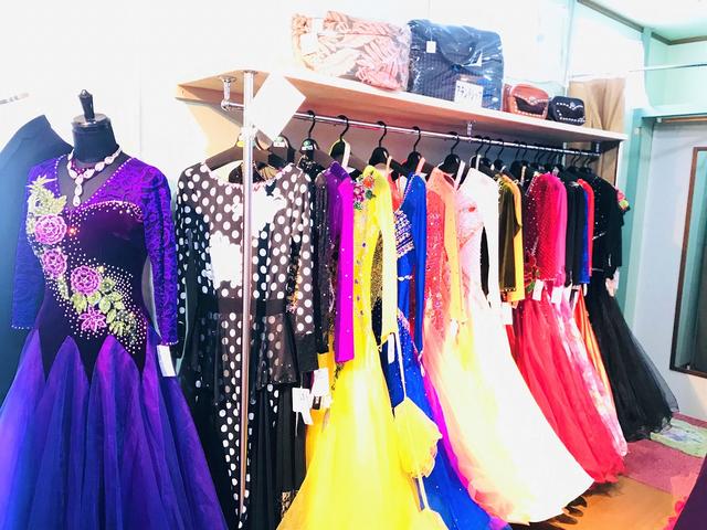 社交ダンスの衣装販売も行っています