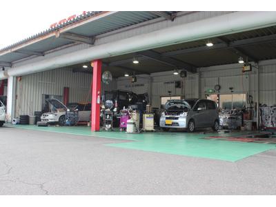 大型中古車展示場にも民間車検工場を完備