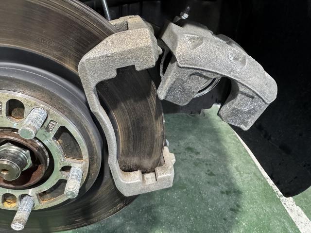 スズキ　スイフトスポーツ　ブレーキキャリパー塗装　キャリパーカスタム　キャリパー塗装　シートレール交換　滋賀　守山