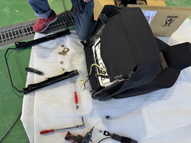 スズキ　スイフトスポーツ　ブレーキキャリパー塗装　キャリパーカスタム　キャリパー塗装　シートレール交換　滋賀　守山