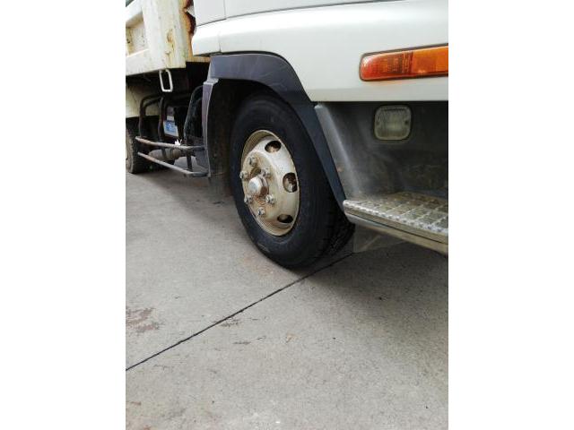 中型トラック　４ｔ　イスズ　トラック　パンク　バースト
出張　出張作業　タイヤ　タイヤ交換　225/80Ｒ17.5