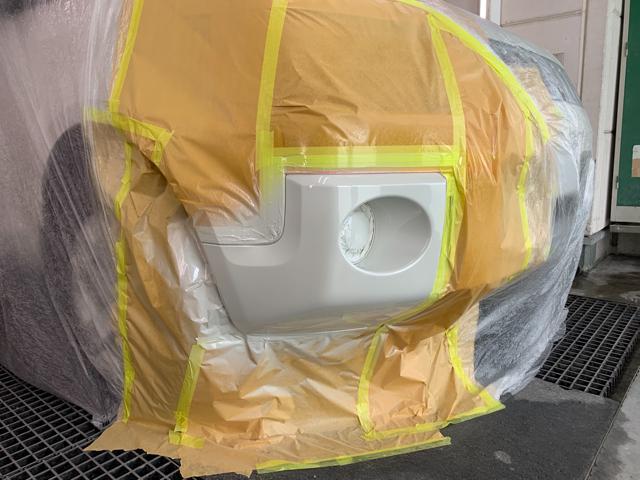 横浜市 泉区 戸塚区 鈑金塗装
MITSUBISHI デリカのフロントバンパー右コーナーのキズ修理です。