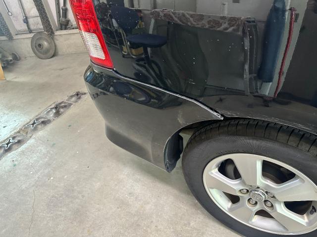 トヨタ ウィッシュ フロントバンパー、リヤバンパー、サイドステップ交換・リヤドアとクォーター修理・鈑金塗装・キズ・へこみ直し