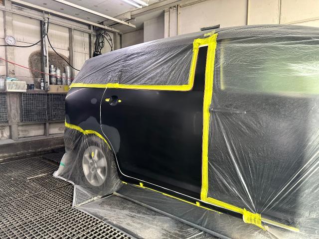 トヨタ ウィッシュ フロントバンパー、リヤバンパー、サイドステップ交換・リヤドアとクォーター修理・鈑金塗装・キズ・へこみ直し