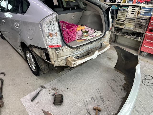 トヨタ　プリウス　リヤバンパー修理 ・粗出しのみ 
鈑金塗装 ・キズ・へこみ直し