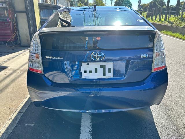 トヨタ　プリウス　トランク修理 ・鈑金塗装  
・キズ・へこみ直し