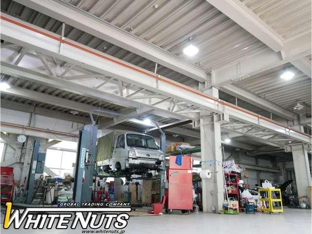 【屋内整備工場保有】こちらの広大な屋内整備工場にて、ご納車前のチェックで徹底的に点検整備致します。