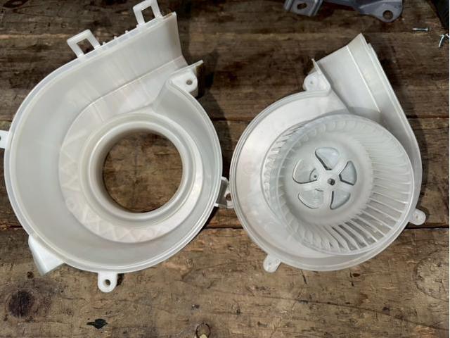 「25万キロは通過点。レクサスCT200h、新品バッテリーと冷却清掃で次なるステージへ」【奈良市　針テラス近く　　レッカー　持込タイヤ交換　パーツ取り付け　鈑金　塗装　事故修理　大和郡山市　天理市　桜井市　ハイブリッドバッテリーリビルト】　