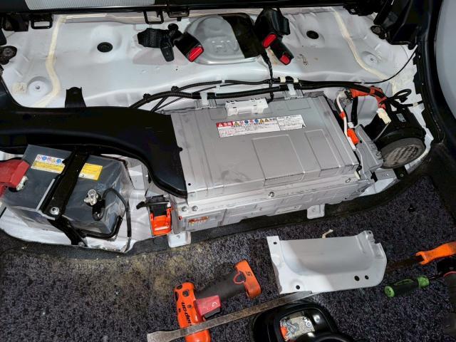 【アクア】NHP10 走行18万キロからの復活！2年保証バッテリーで次回の車検も安心　奈良市　針テラス近く　レッカー　持込タイヤ交換　パーツ取り付け　鈑金　塗装　事故修理　ハイブリッドバッテリーリビルト