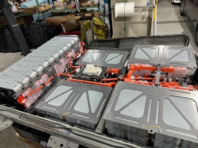 日産 ZE1 リーフ EVバッテリー載せ替え！16万kmからの復活　奈良市　針テラス近く　レッカー　持込タイヤ交換　パーツ取り付け　鈑金　塗装　事故修理　ハイブリッドバッテリーリビルト
