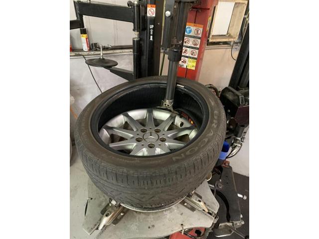 メルセデスベンツ　B180　タイヤ交換　　215/45R17
タイヤ交換専門店タイヤマルシェ
埼玉県　戸田市　川口　蕨　和光　さいたま　
東京都北区　練馬区　板橋区