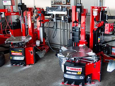 最新式のタイヤ交換設備が整っています