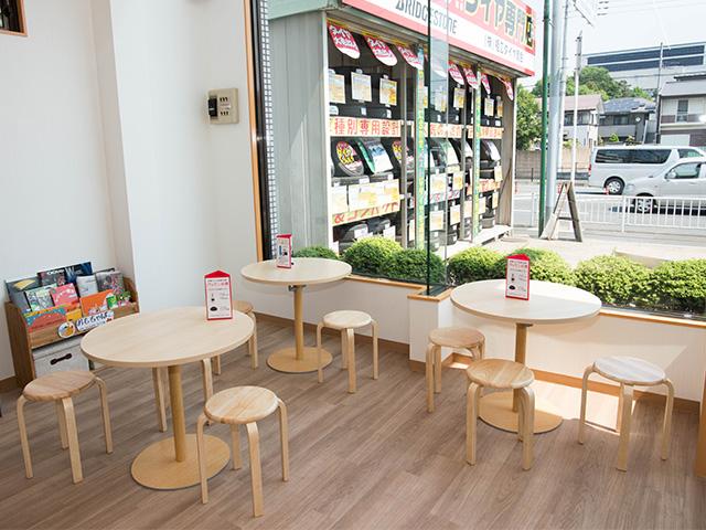 開放的でくつろげる待合スペースでごゆっくりお過ごしください。