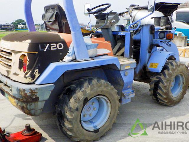 日立　ＬＸ２０　ホイールローダーのタイヤパンク修理をしました！