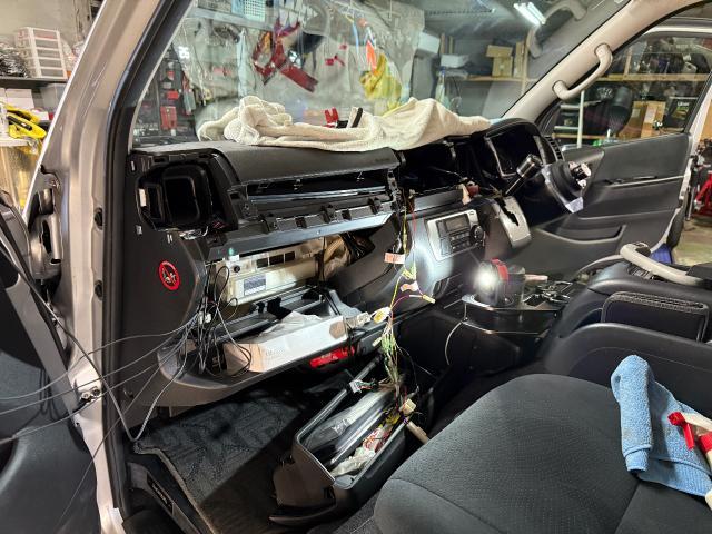 トヨタ　ハイエースバン　ナビ販売取付