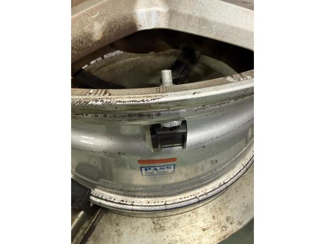 メルセデス・ベンツ　Ｅクラスオールテレイン　タイヤ交換