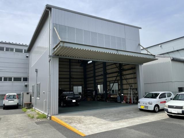 中型まで入庫可能な工場も併設