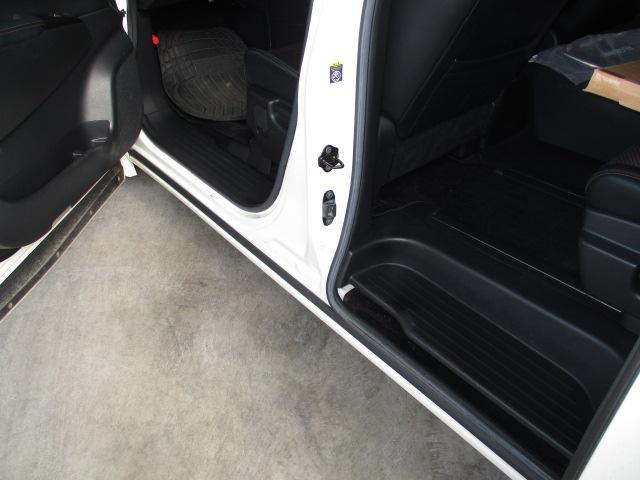 日産 エルグランドにスカッフプレート取付です。
パーツは持込です(^^)