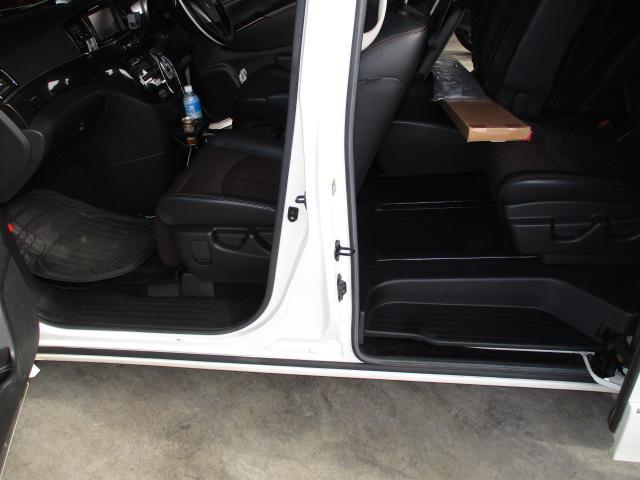 日産 エルグランドにスカッフプレート取付です。
パーツは持込です(^^)