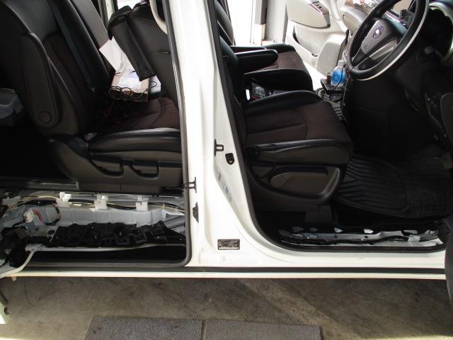 日産 エルグランドにスカッフプレート取付です。
パーツは持込です(^^)