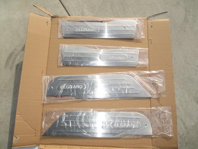 日産 エルグランドにスカッフプレート取付です。
パーツは持込です(^^)