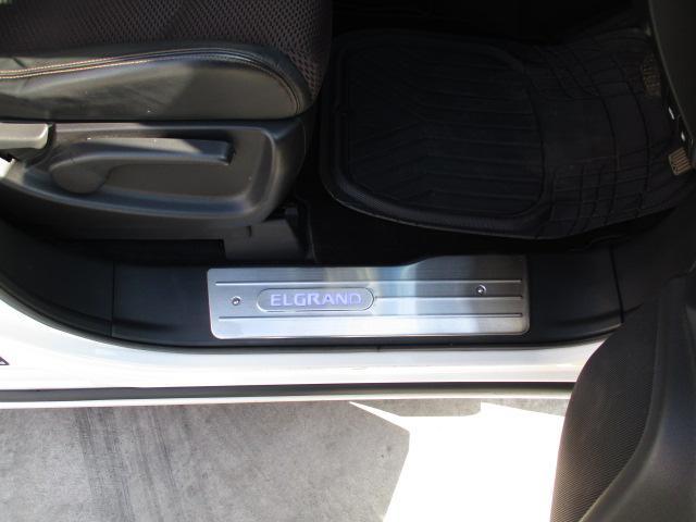 日産 エルグランドにスカッフプレート取付です。
パーツは持込です(^^)