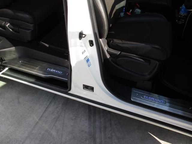 日産 エルグランドにスカッフプレート取付です。
パーツは持込です(^^)