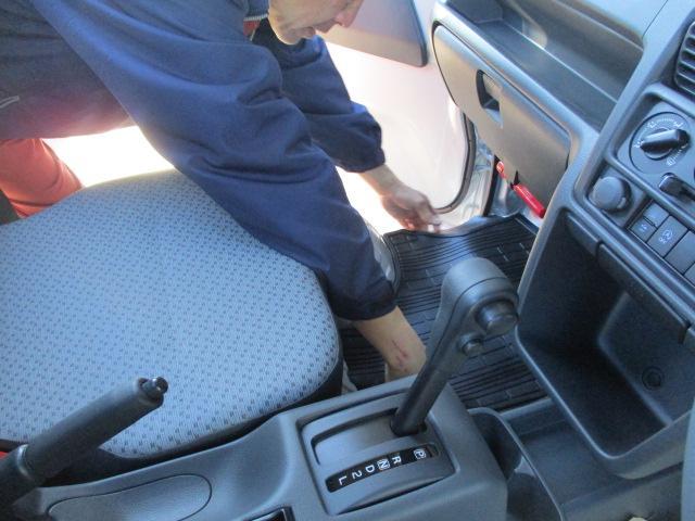 新車架装！スズキキャリイトラック　フロアマット、荷台マット、リアゲートチェーン、アングルポストプロテクター取付
