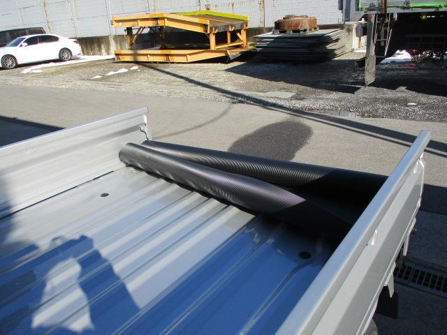 新車架装！スズキキャリイトラック　フロアマット、荷台マット、リアゲートチェーン、アングルポストプロテクター取付
