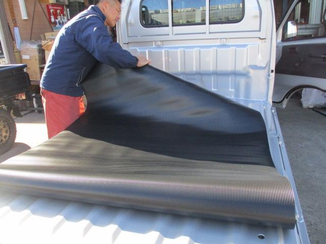 新車架装！スズキキャリイトラック　フロアマット、荷台マット、リアゲートチェーン、アングルポストプロテクター取付
