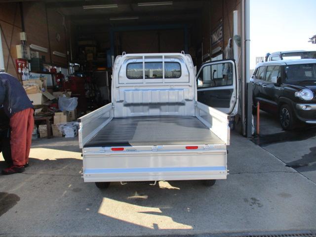 新車架装！スズキキャリイトラック　フロアマット、荷台マット、リアゲートチェーン、アングルポストプロテクター取付
