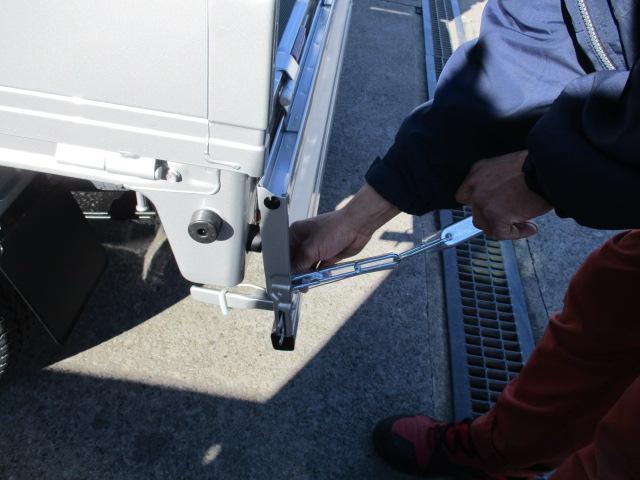 新車架装！スズキキャリイトラック　フロアマット、荷台マット、リアゲートチェーン、アングルポストプロテクター取付
