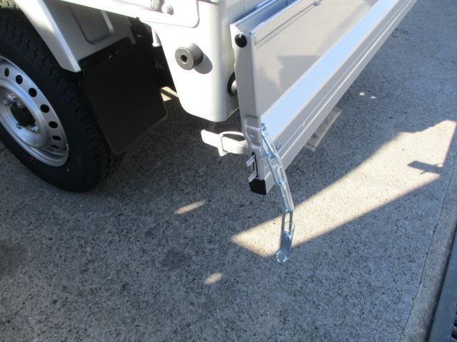 新車架装！スズキキャリイトラック　フロアマット、荷台マット、リアゲートチェーン、アングルポストプロテクター取付
