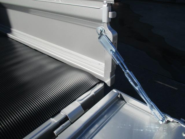 新車架装！スズキキャリイトラック　フロアマット、荷台マット、リアゲートチェーン、アングルポストプロテクター取付
