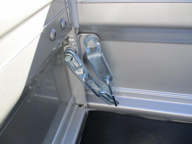 新車架装！スズキキャリイトラック　フロアマット、荷台マット、リアゲートチェーン、アングルポストプロテクター取付
