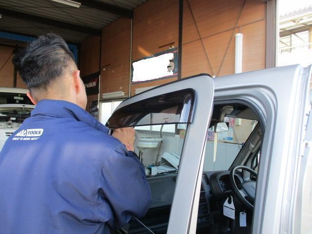 新車架装！スズキキャリイトラック　フロアマット、荷台マット、リアゲートチェーン、アングルポストプロテクター取付
