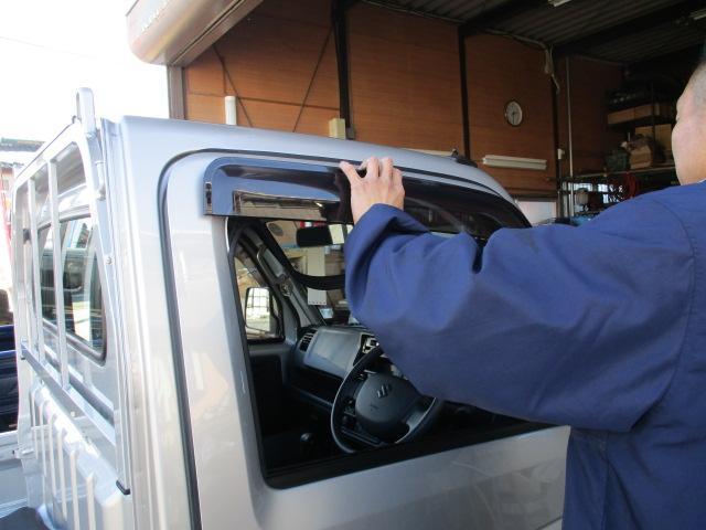 新車架装！スズキキャリイトラック　フロアマット、荷台マット、リアゲートチェーン、アングルポストプロテクター取付
