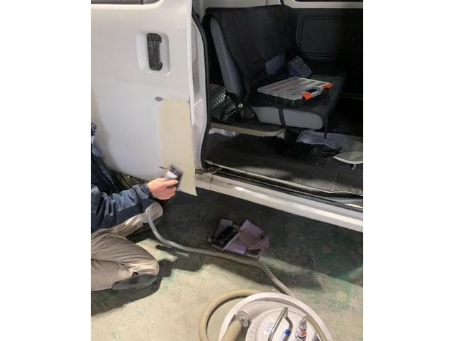 ダイハツ　ハイゼット　リヤドア　ロッカーパネル　鈑金塗装　フューエルリッド　交換塗装　保険修理　一宮市　カーフィールドヴィレッジ