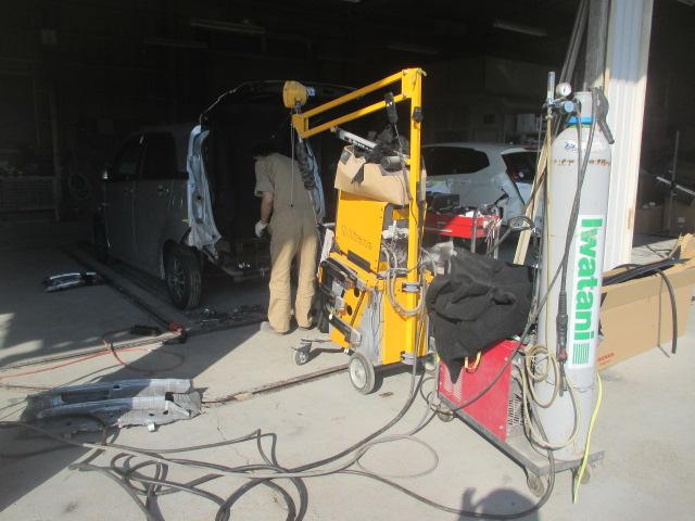 オートボディーセイワ　作業風景