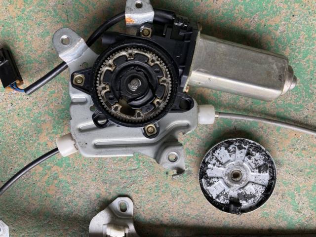 ラシーン　パワーウインドウレギュレター、モーターの交換【丹波市　車検　修理　整備　板金塗装　カスタムはお任せ下さい】