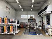 ピット併設のガソリンスタンドです。オイル交換等も承っております。