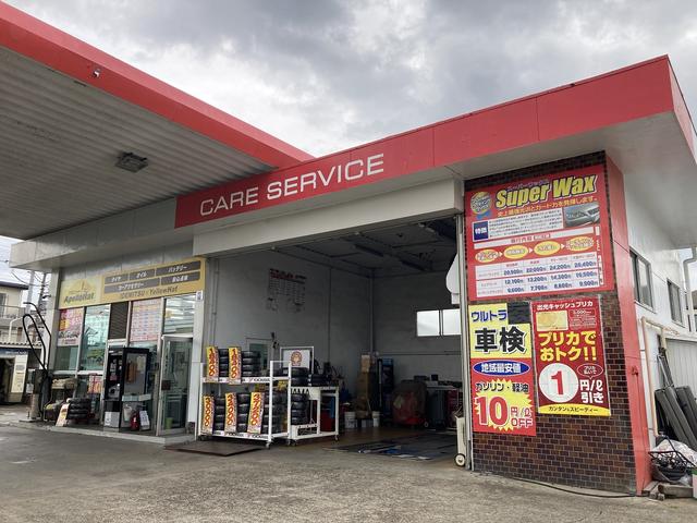 ピット併設のガソリンスタンドです。オイル交換等も承っております。