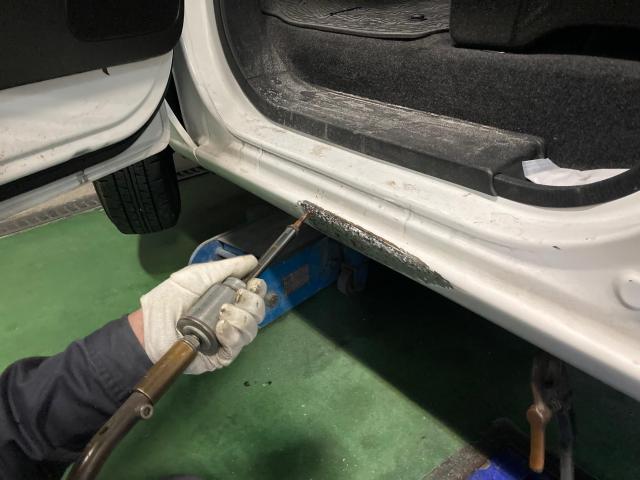 日産バネット　左フロントドア　鈑金修理