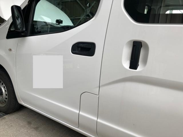 日産バネット　左フロントドア　鈑金修理